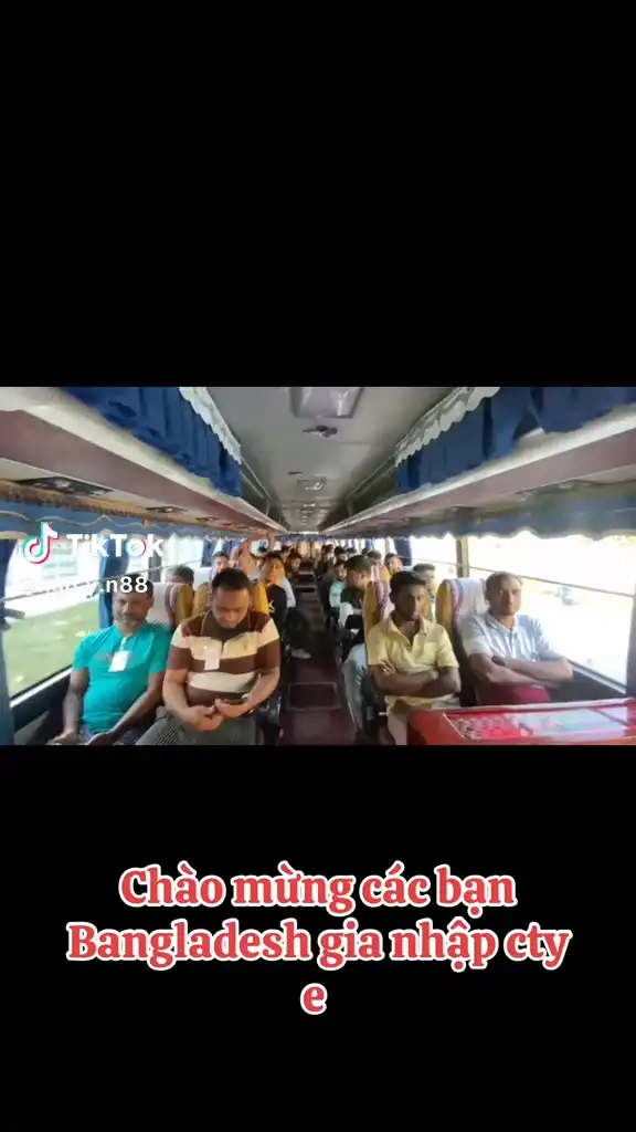 ভাইয়েরা বাসে করে কাজে যাচ্ছেন