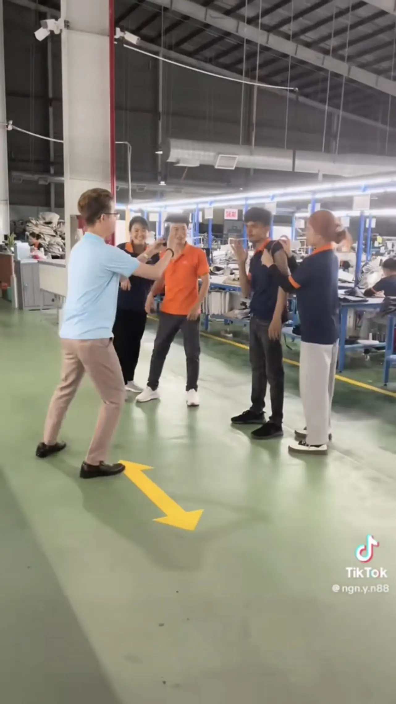 ভিয়েতনামী বন্ধুদের সাথে টিকটক ড্যান্স শেখা